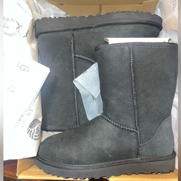 UGG Women Classic Short II Black Boots US Size 6

UGG 1016223 - Picture 2 of 8